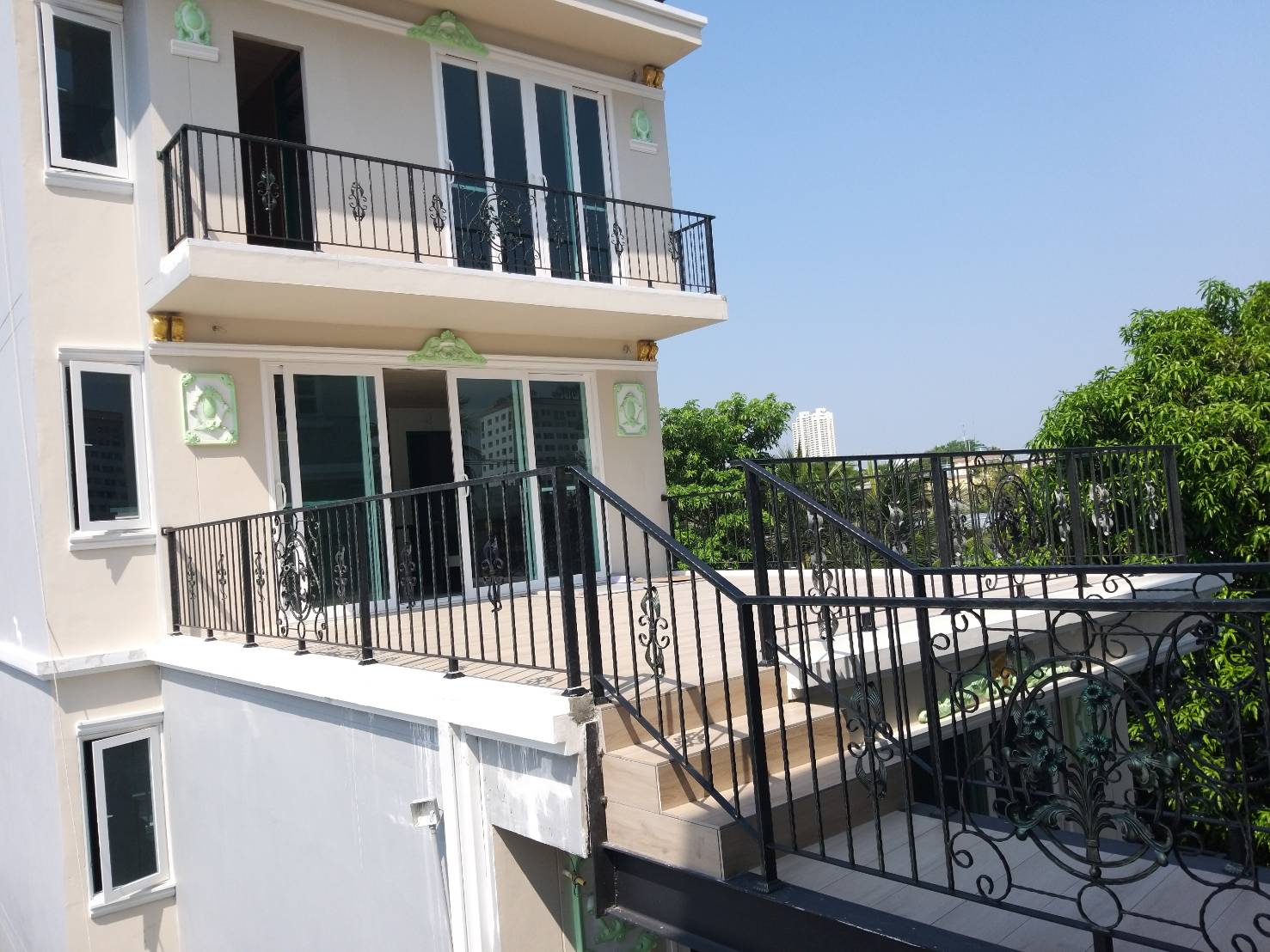 15 - https://tosuwan-wroughtirondesign.com | โตสุวรรณ Wrought Iron Design รับออกแบบและติดตั้งประตู รั้ว ราวบันได กันตก หลังคา เหล็กดัดอิตาลี คุณภาพสูง ดีไซน์หรูหรา มีเอกลักษณ์ บริการในจังหวัดนครปฐมและใกล้เคียง