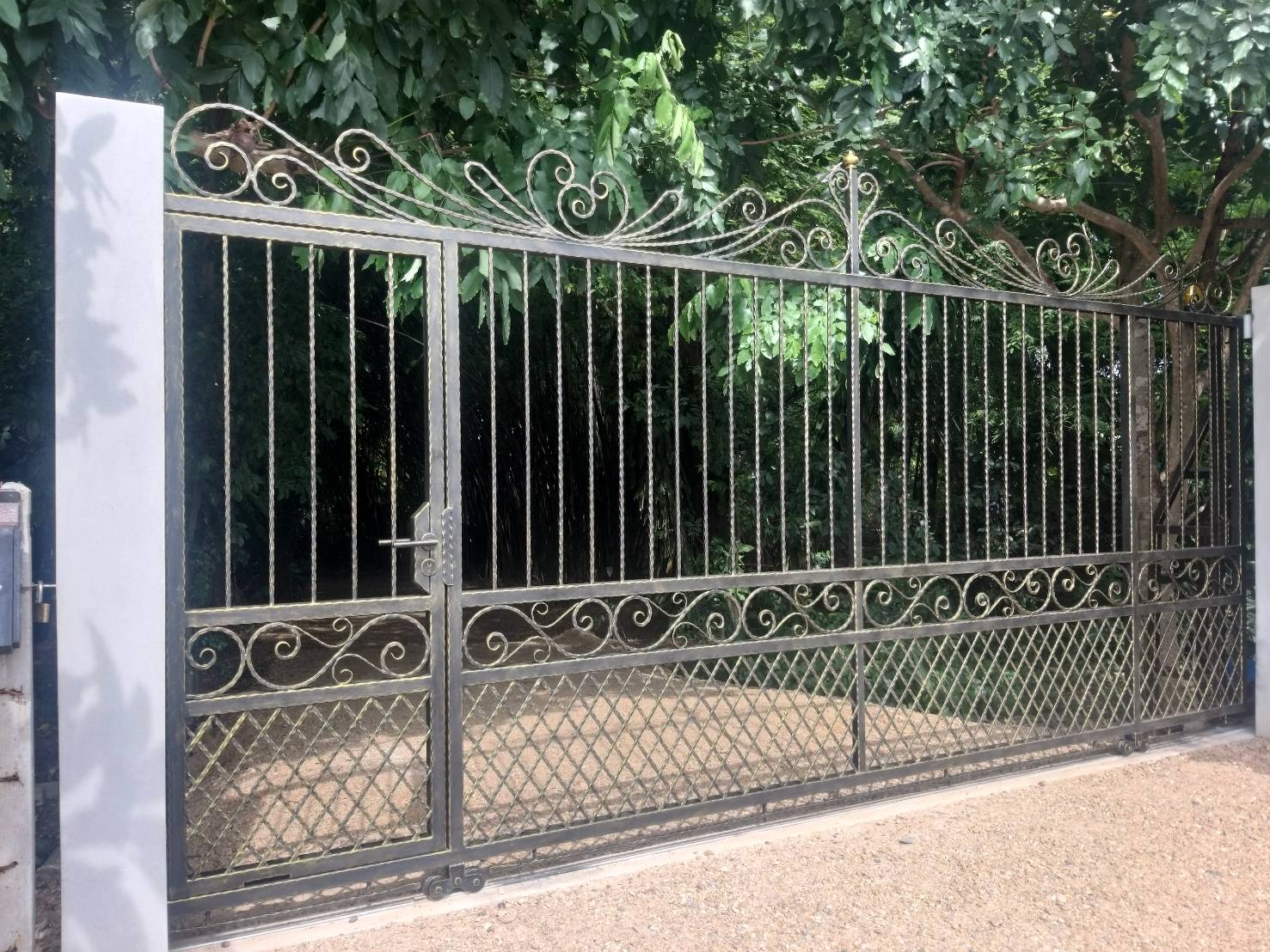 24 - https://tosuwan-wroughtirondesign.com | โตสุวรรณ Wrought Iron Design รับออกแบบและติดตั้งประตู รั้ว ราวบันได กันตก หลังคา เหล็กดัดอิตาลี คุณภาพสูง ดีไซน์หรูหรา มีเอกลักษณ์ บริการในจังหวัดนครปฐมและใกล้เคียง