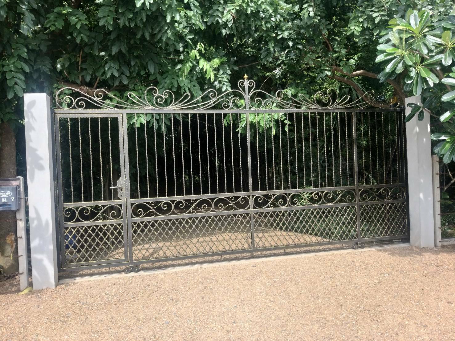 9 - https://tosuwan-wroughtirondesign.com | โตสุวรรณ Wrought Iron Design รับออกแบบและติดตั้งประตู รั้ว ราวบันได กันตก หลังคา เหล็กดัดอิตาลี คุณภาพสูง ดีไซน์หรูหรา มีเอกลักษณ์ บริการในจังหวัดนครปฐมและใกล้เคียง